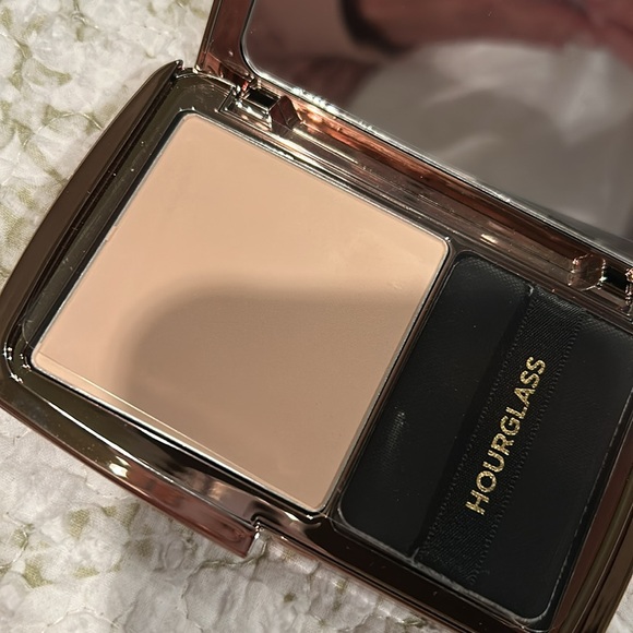 Hourglass Air Brushed setting powder - Picture 6 of 6